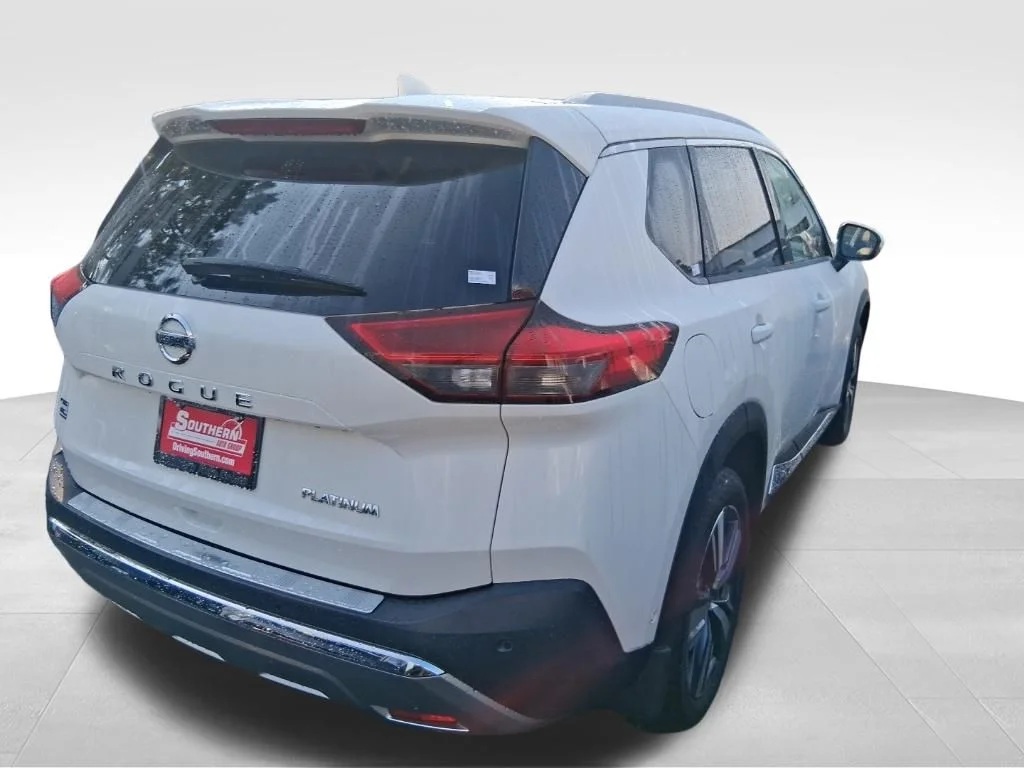 Used 2021 White Nissan Platinum image 5