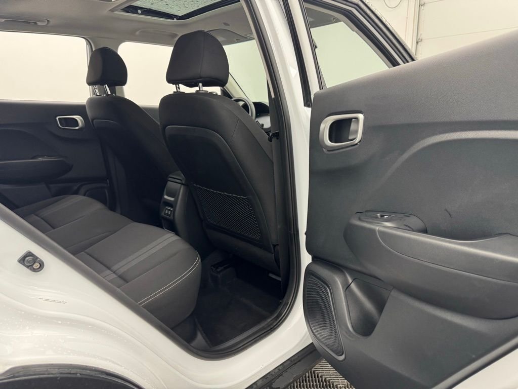 Used 2025 Lunar White Hyundai SEL image 32