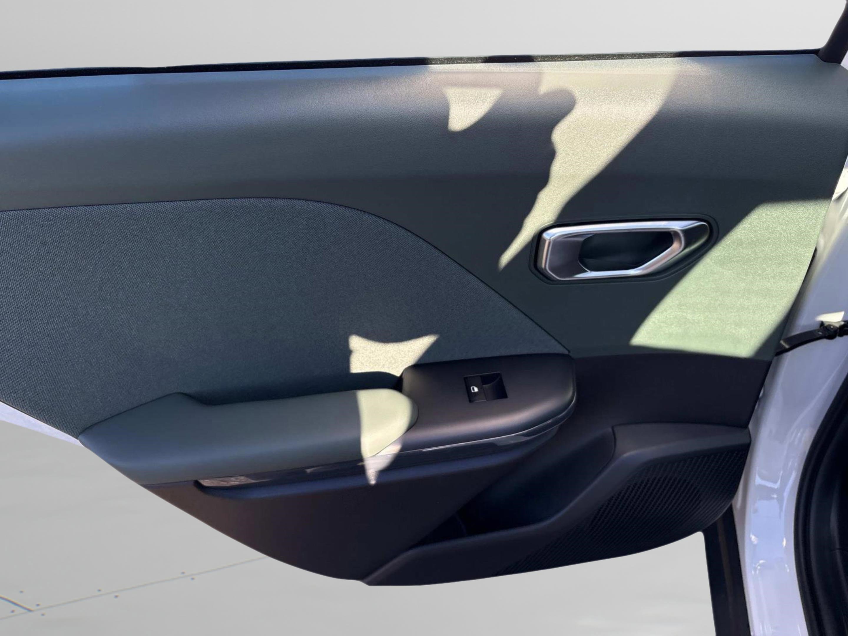 New 2025 Snow White Pearl Kia EX image 17