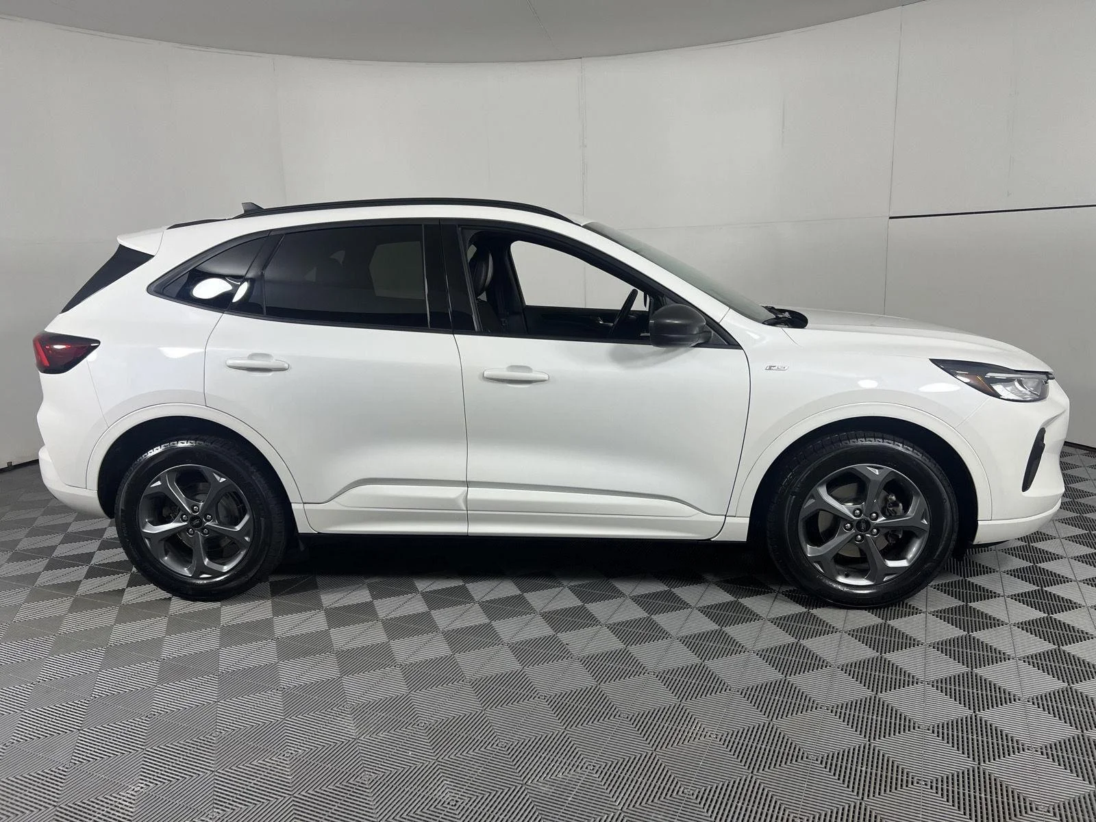Used 2023 Star White Metallic Tri-Coat Ford ST-Line image 11