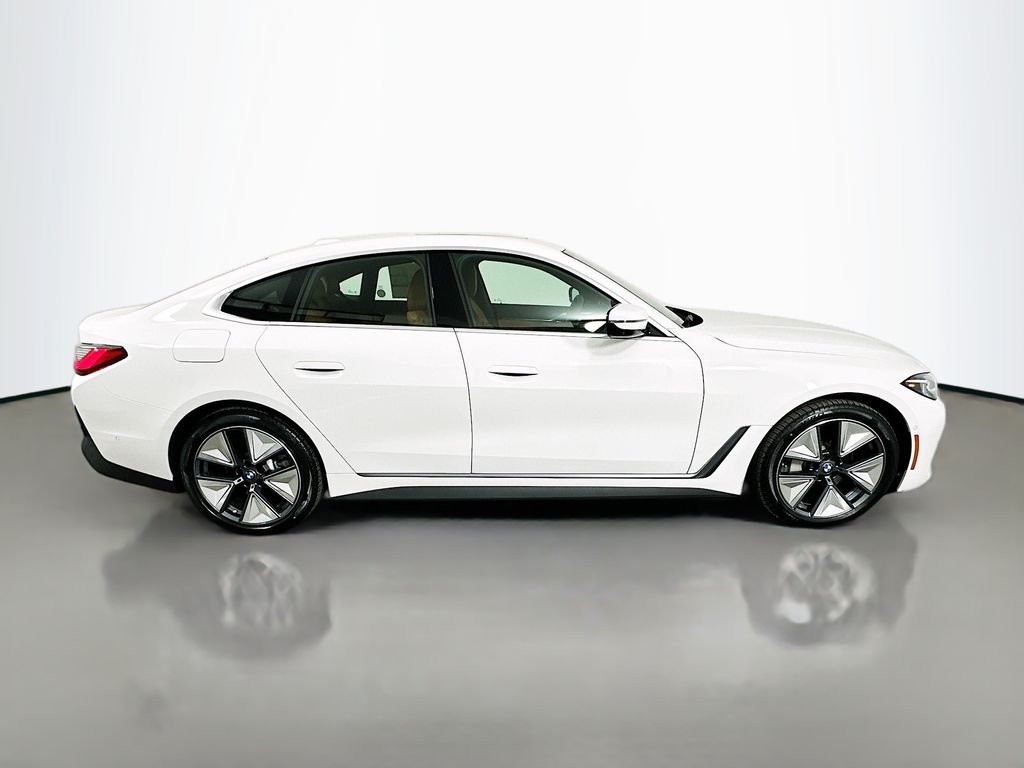 Used 2026 Alpine White BMW xDrive40 image 4