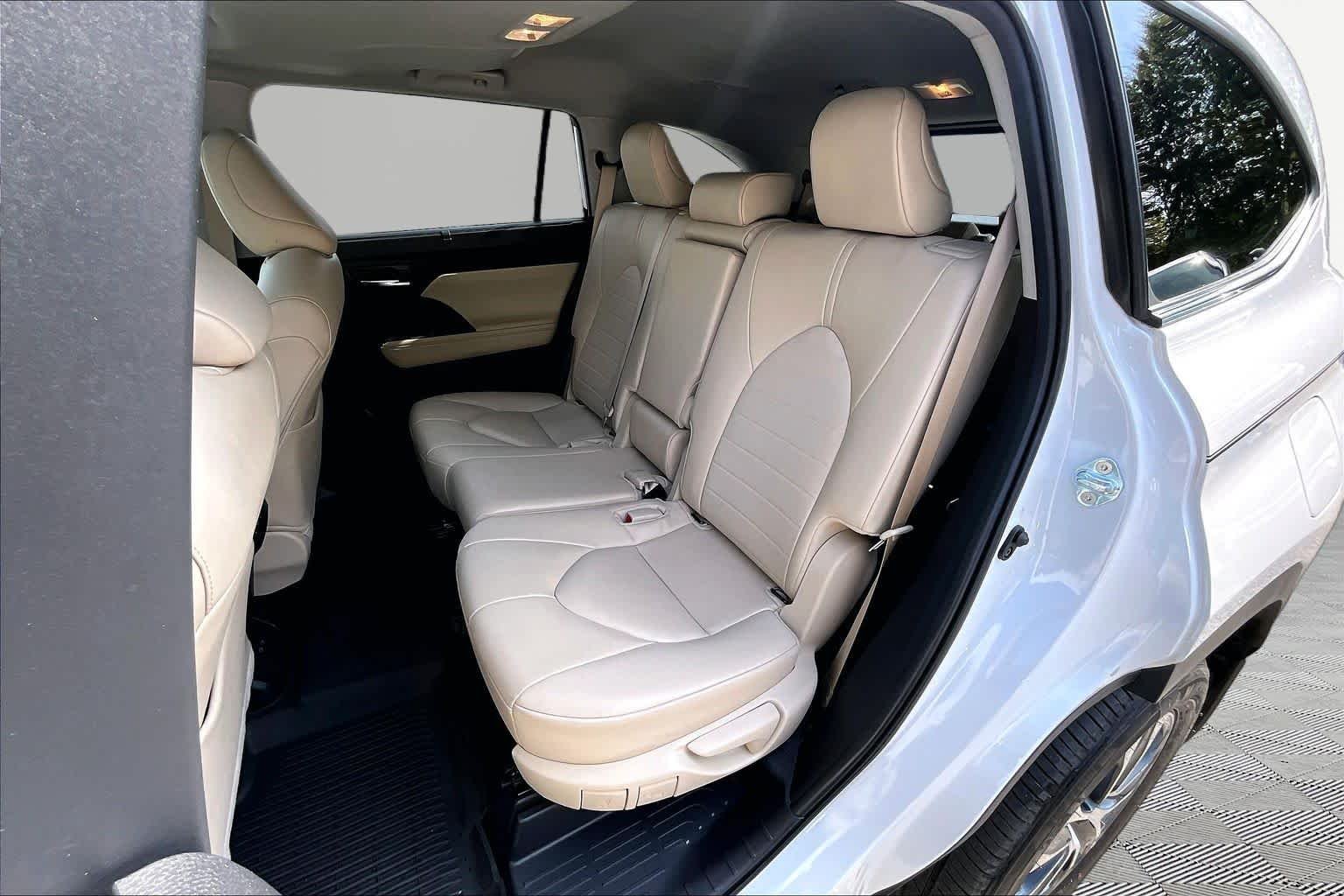 Used 2024 Wind Chill Pearl Toyota XLE image 21