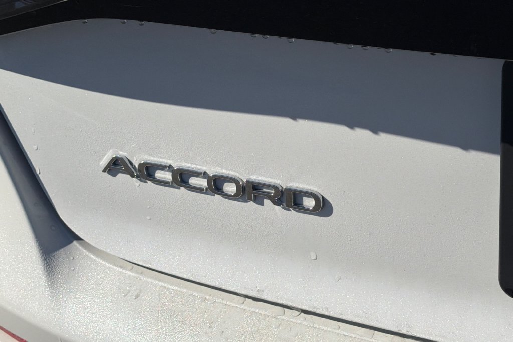 Used 2025 Platinum White Pearl Honda SE image 34