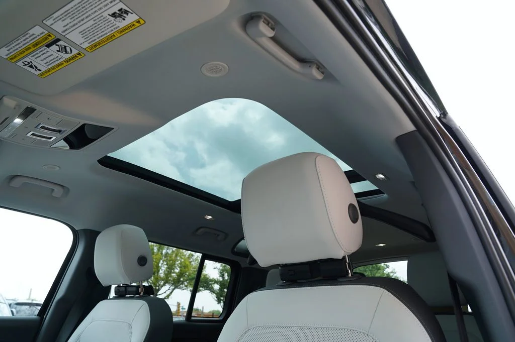 Used 2026 Black Land Rover X-Dynamic SE image 13