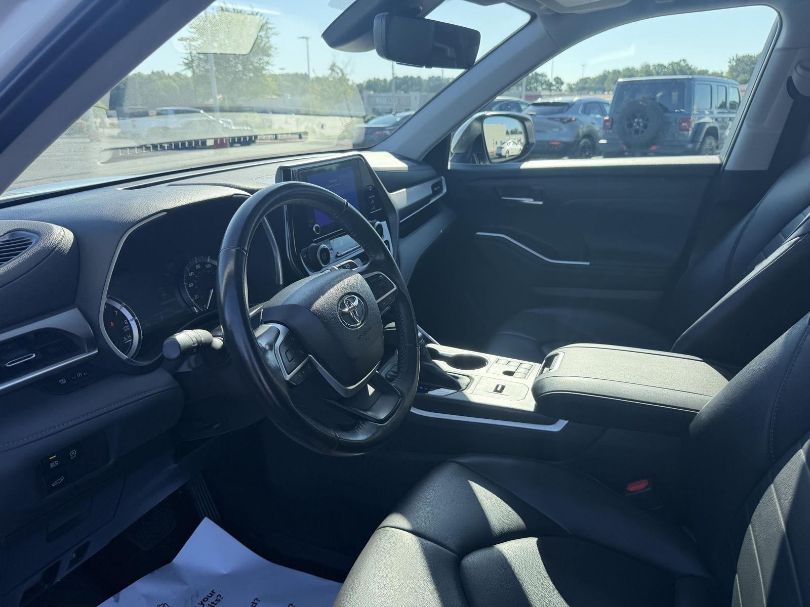 Used 2023 Wind Chill Pearl Toyota XLE image 13