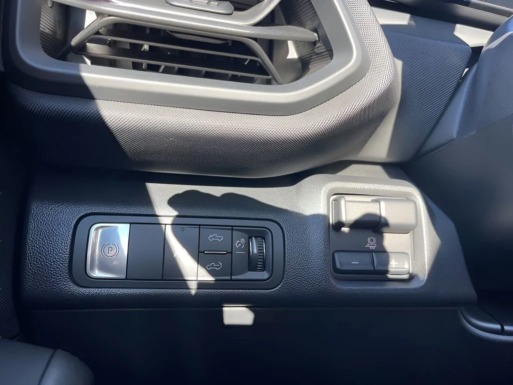 Used 2025 Summit White Chevrolet LT - Extended Range image 27