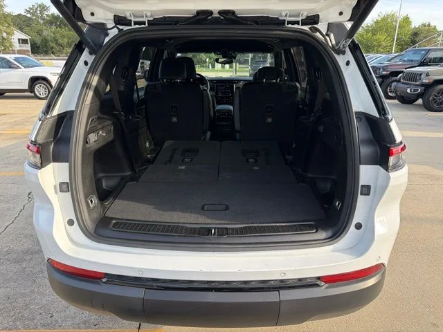 Used 2023 White Jeep Altitude image 12