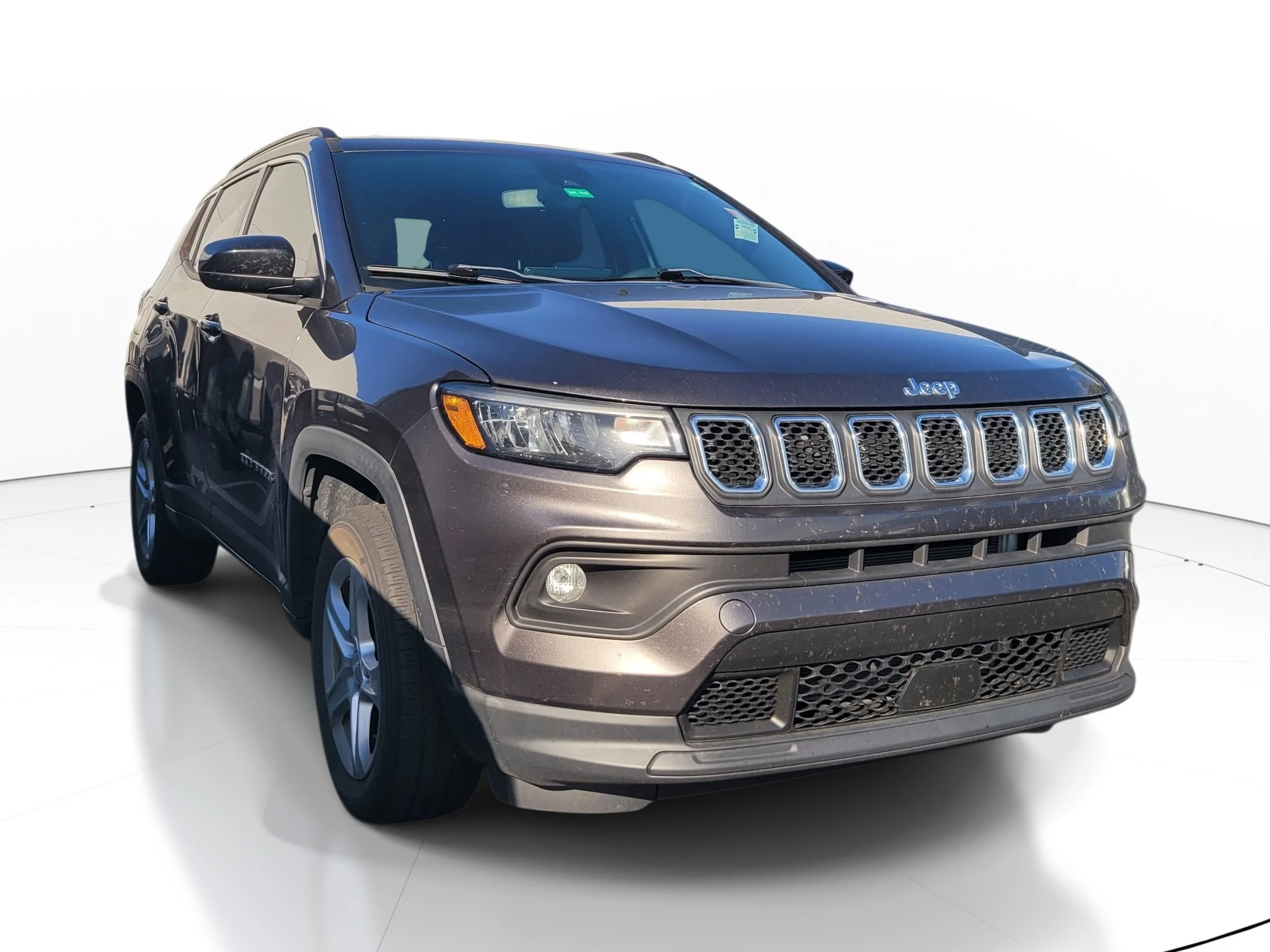 Used 2023 Granite Crystal Metallic Clearcoat Jeep Latitude image 1