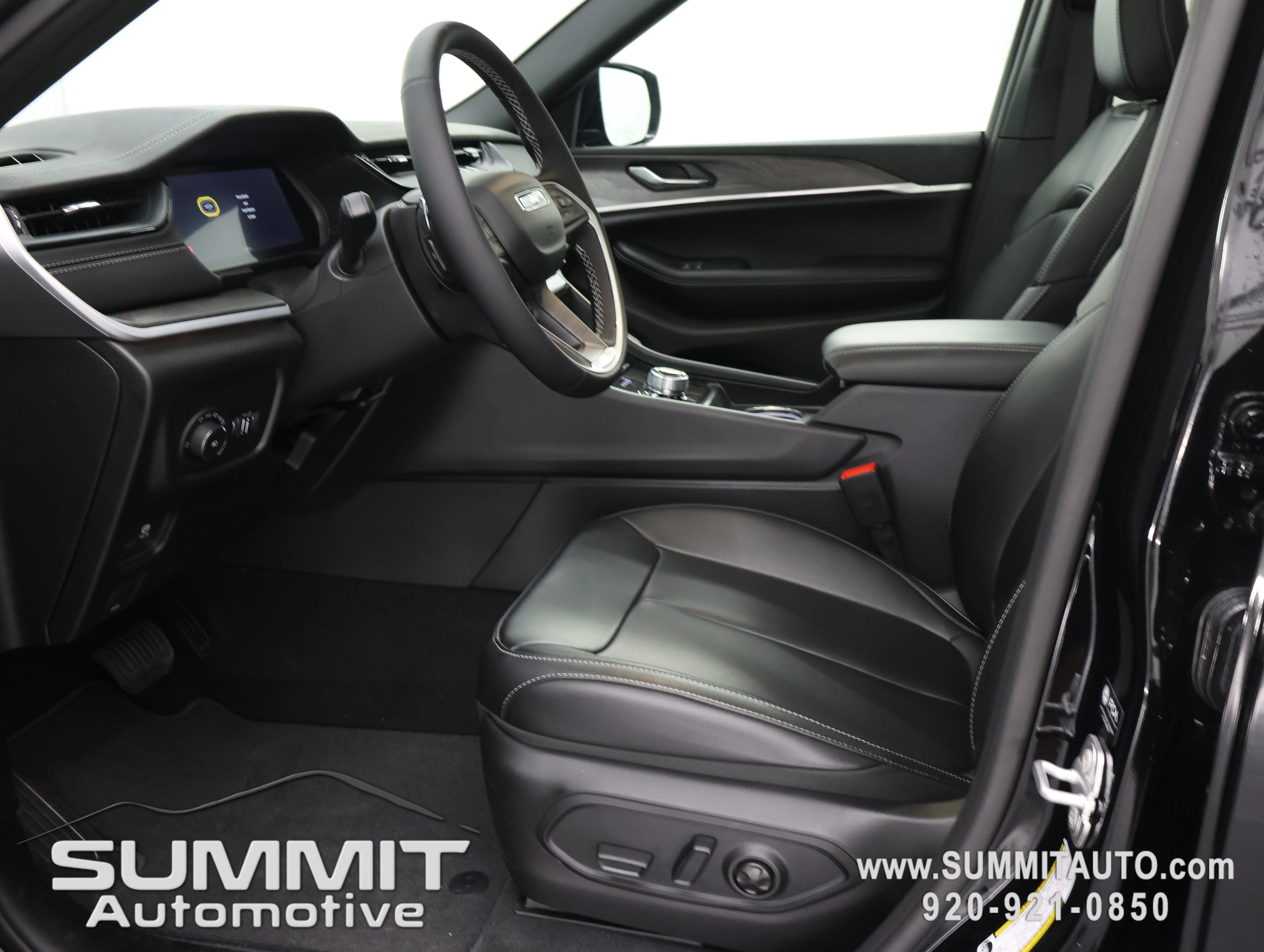New 2026 Diamond Black Crystal Pearlcoat Jeep Limited image 8