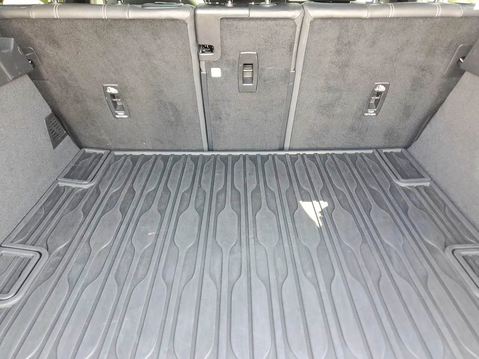 Used 2023  Land Rover R-Dynamic S image 7