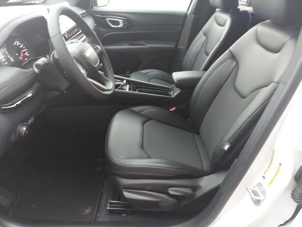 New 2026 Bright White Clearcoat Jeep Latitude image 17