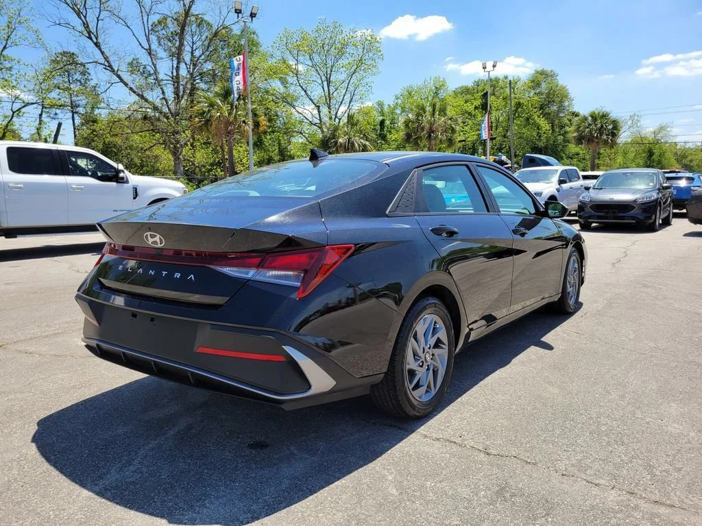 Used 2024 Black Hyundai SEL image 5