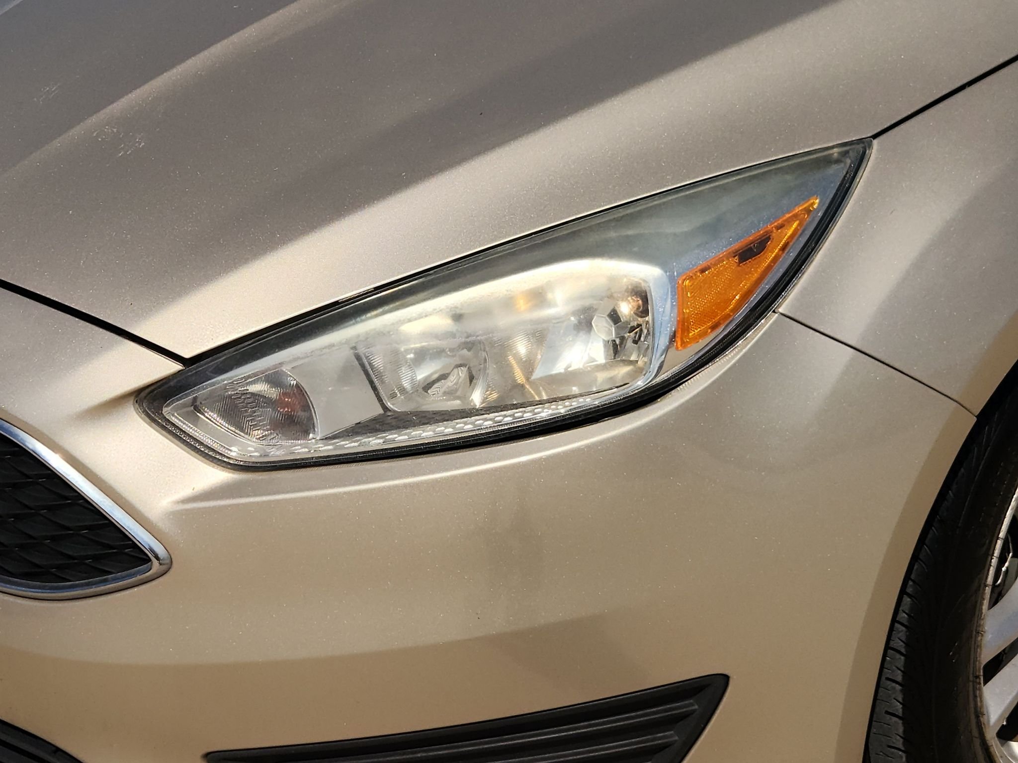 Used 2018 White Gold Metallic Ford SE image 10