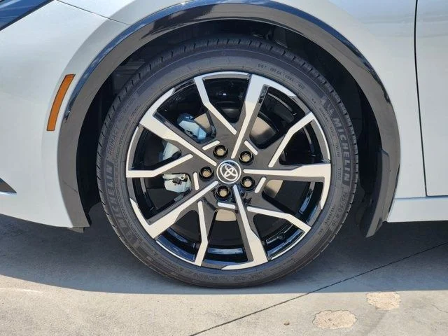 New 2025 Wind Chill Pearl Toyota XSE image 30