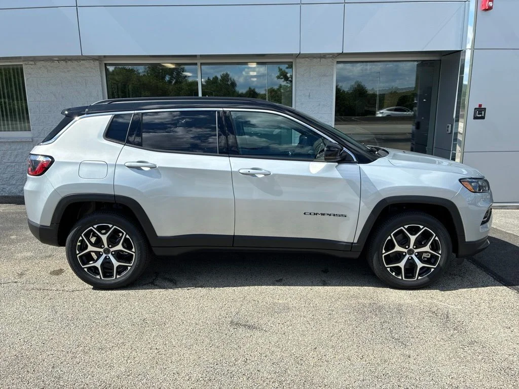 New 2026 Silver Zynith Metallic Clear-Coat Exterior Paint Jeep Limited image 7