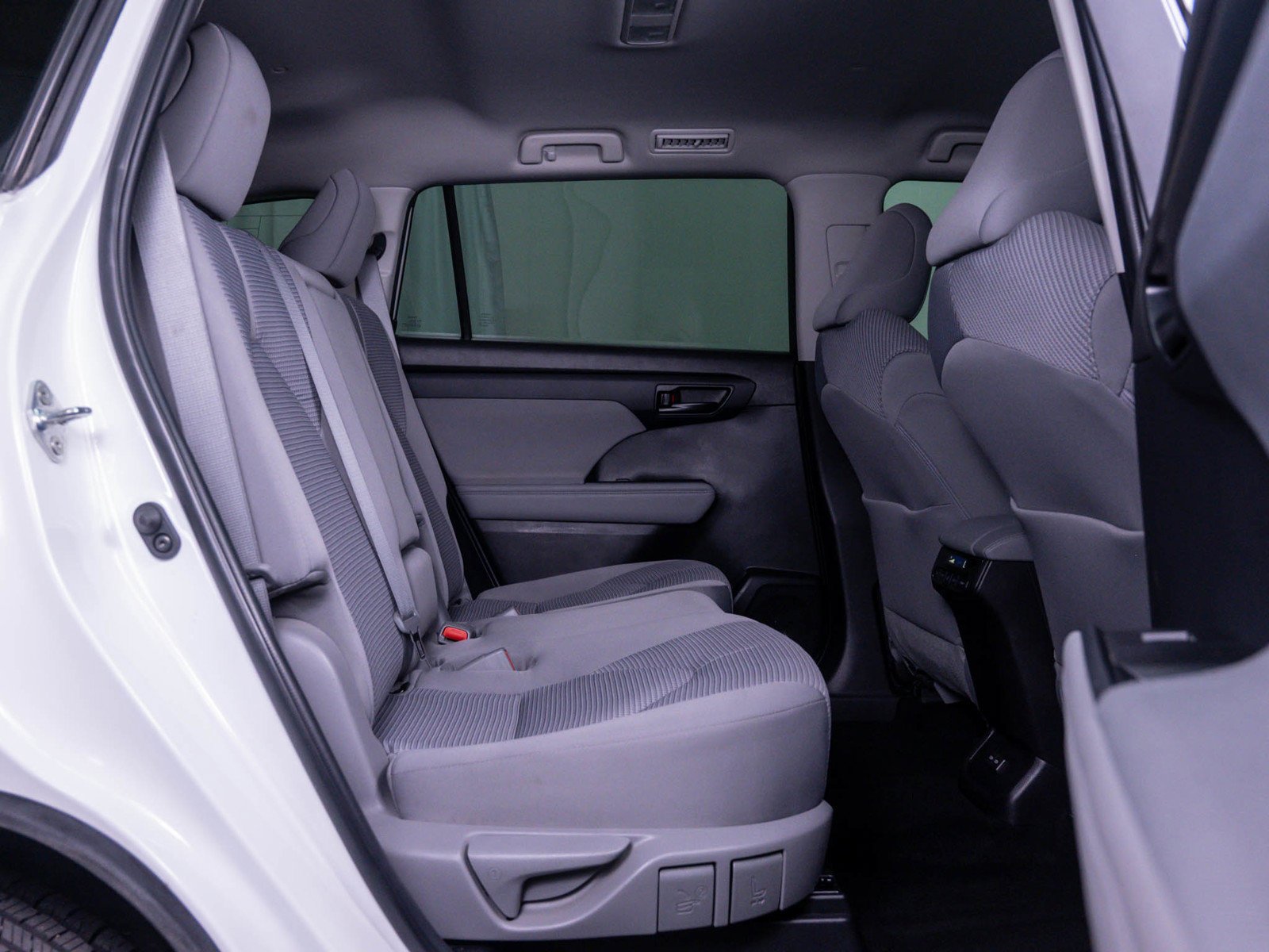 Used 2022 Pearl Toyota LE image 14