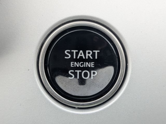 Used 2024 White Land Rover SE image 28