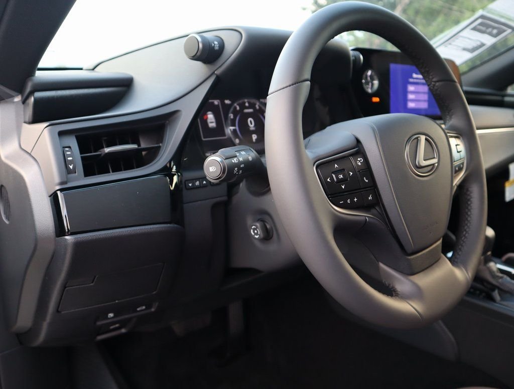 2025 Lexus ES Hybrid 300h - Photo 18