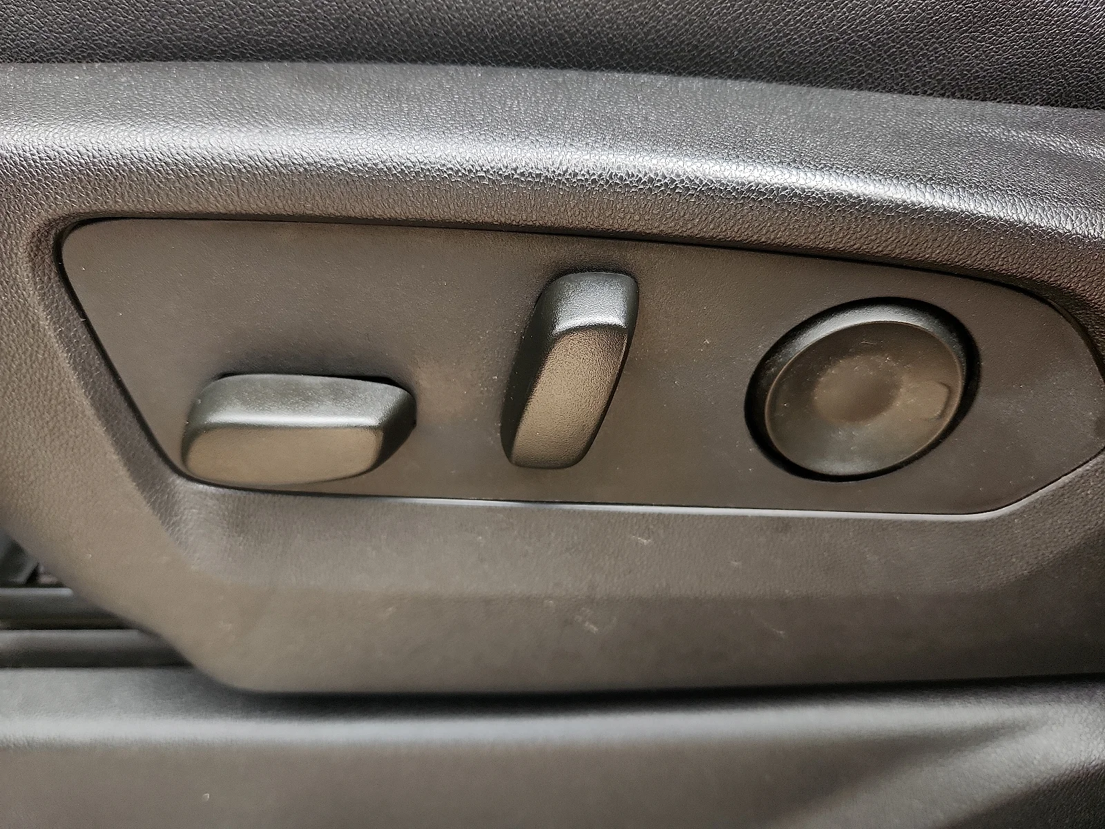 Used 2023 Silver GMC AT4 image 15