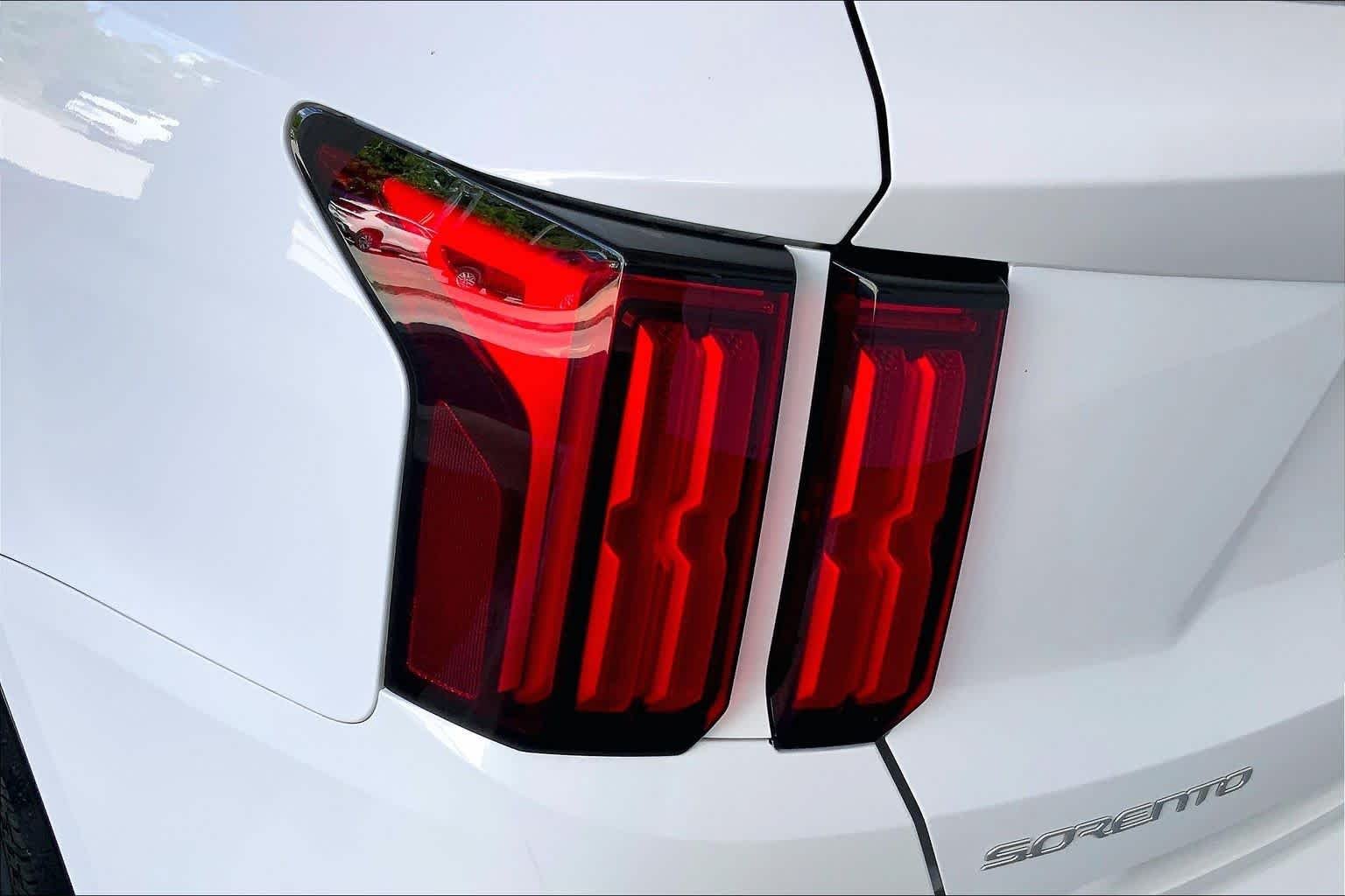 Used 2023 Glacial White Pearl Kia SX image 28