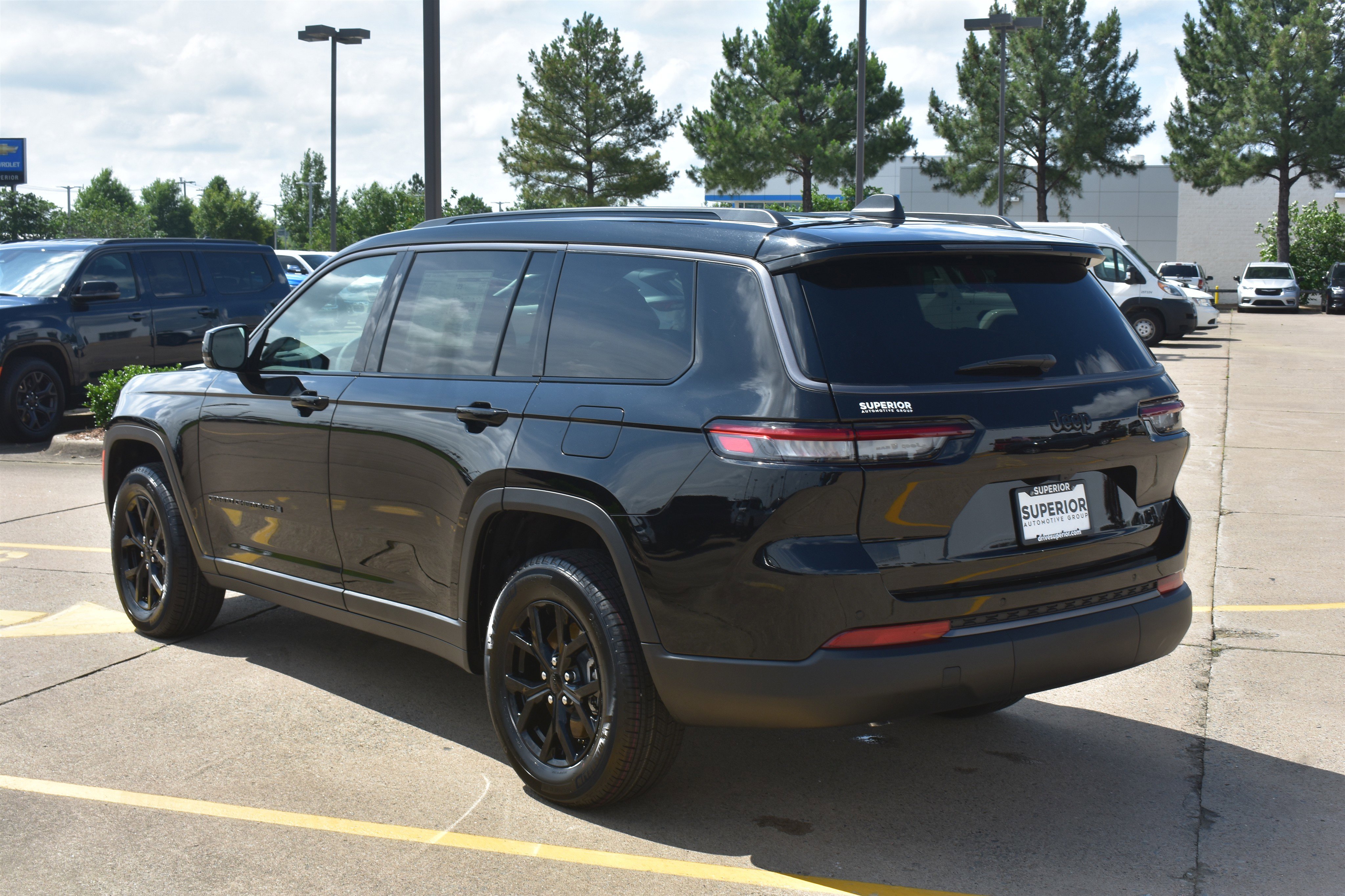 New 2026 Diamond Black Crystal Pearl-Coat Exterior Paint Jeep Laredo Altitude image 7