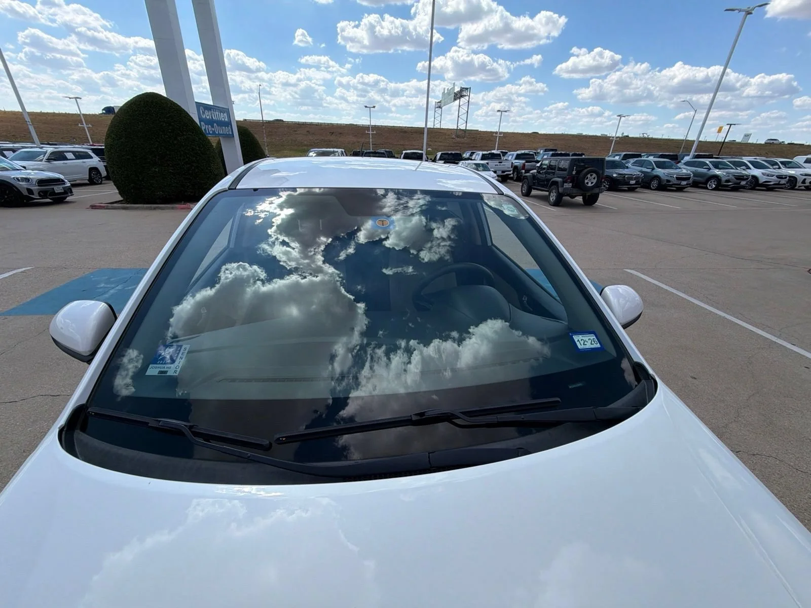 Used 2020 White Hyundai SE image 17