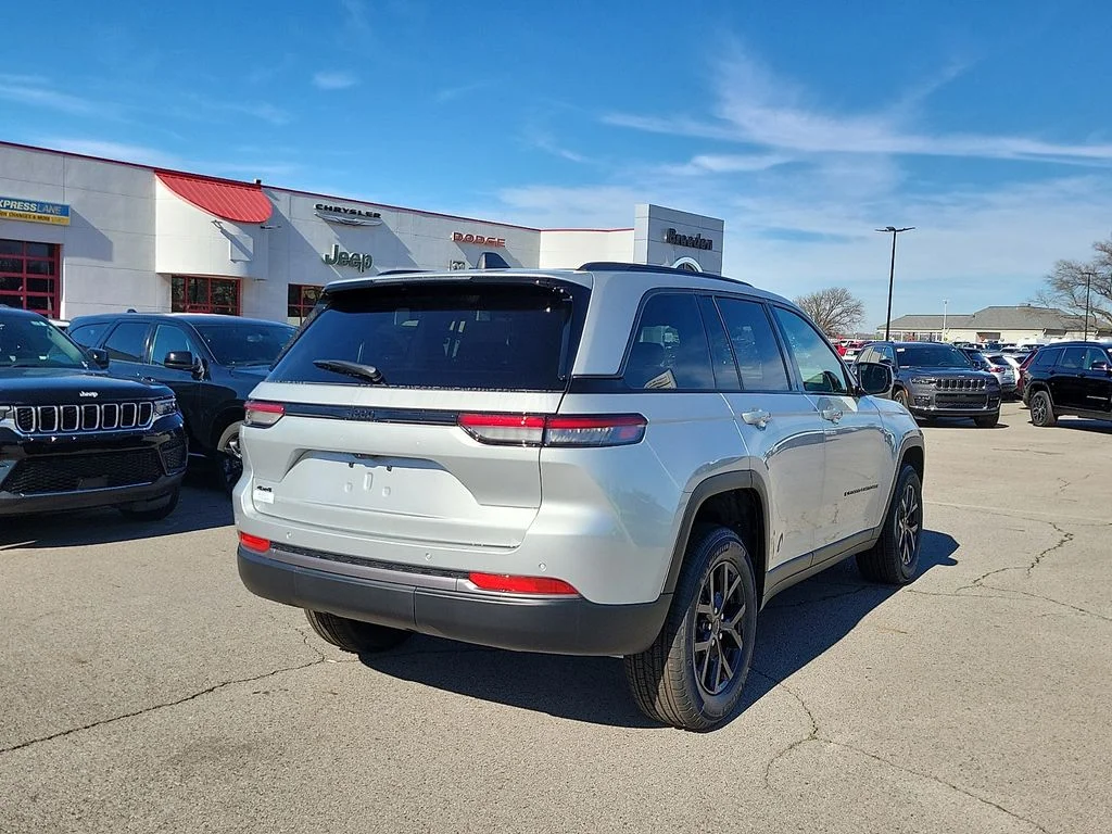 New 2026 Silver Zynith Exterior Paint Jeep Altitude image 5