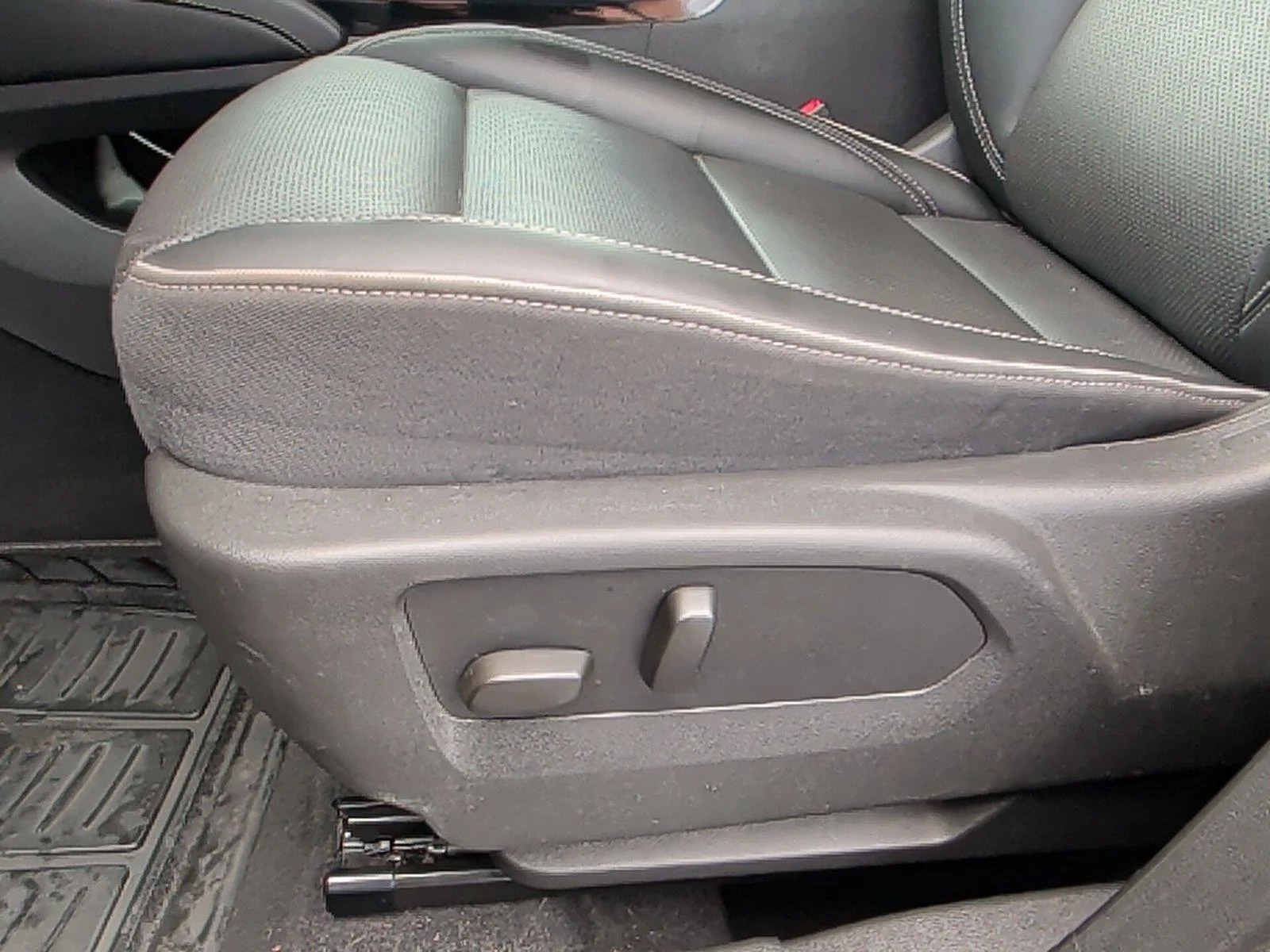 Used 2023 Ebony Twilight Metallic Buick Essence image 11
