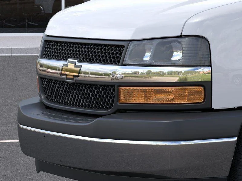 New 2026 Summit White Chevrolet WT image 13