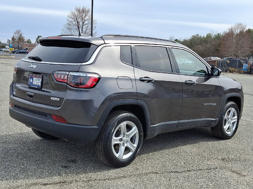 Used 2023 Granite Crystal Metallic Clearcoat Jeep Latitude image 12