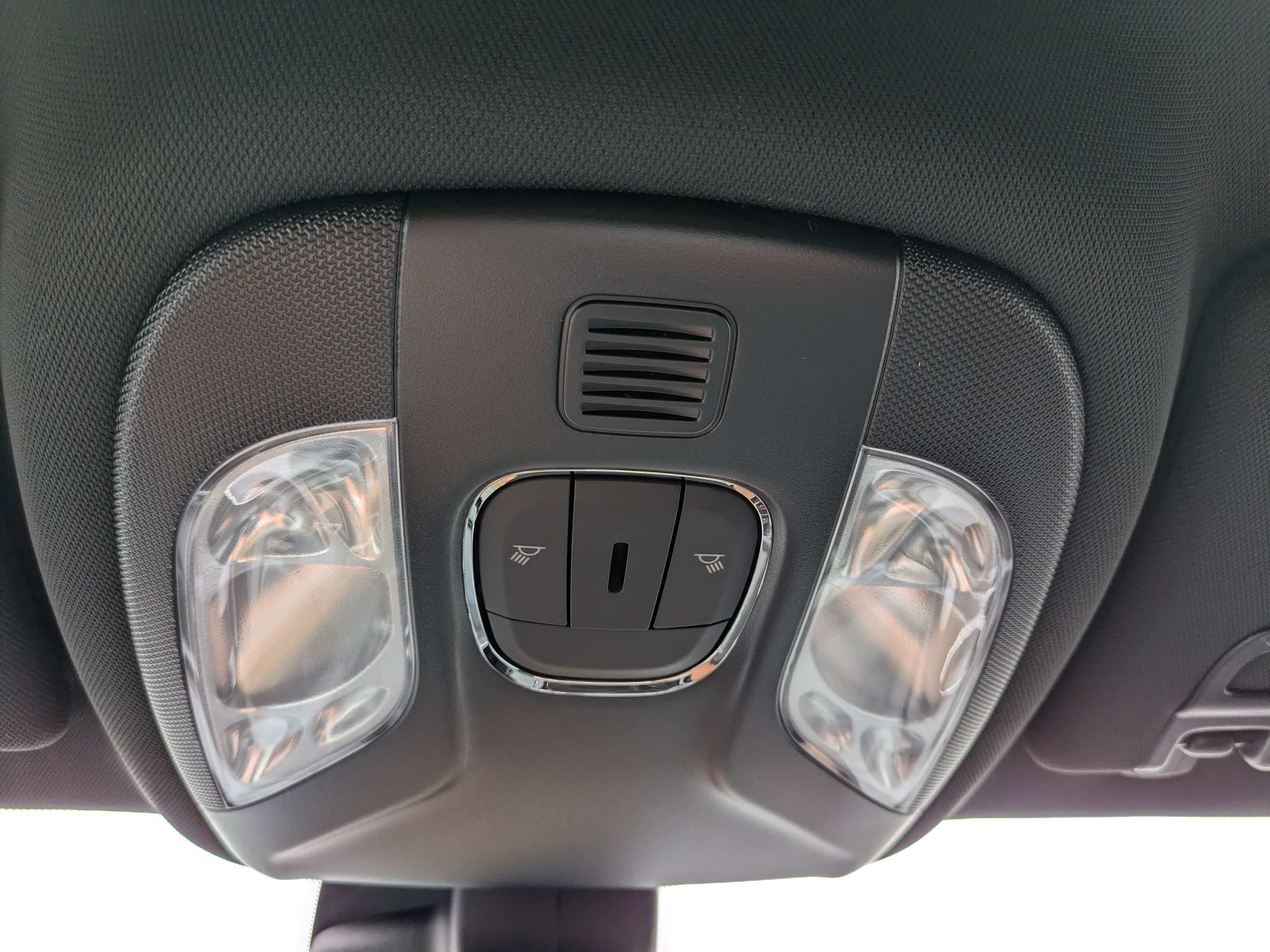 New 2026 Diamond Black Crystal Pearlcoat Jeep Latitude Altitude image 21