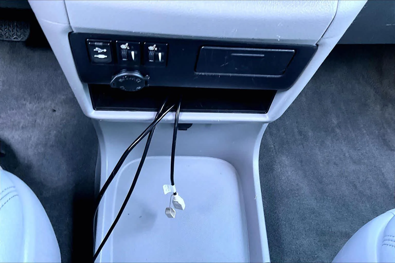 Used 2017 Silver Sky Metallic Toyota XLE Auto Access Seat image 32