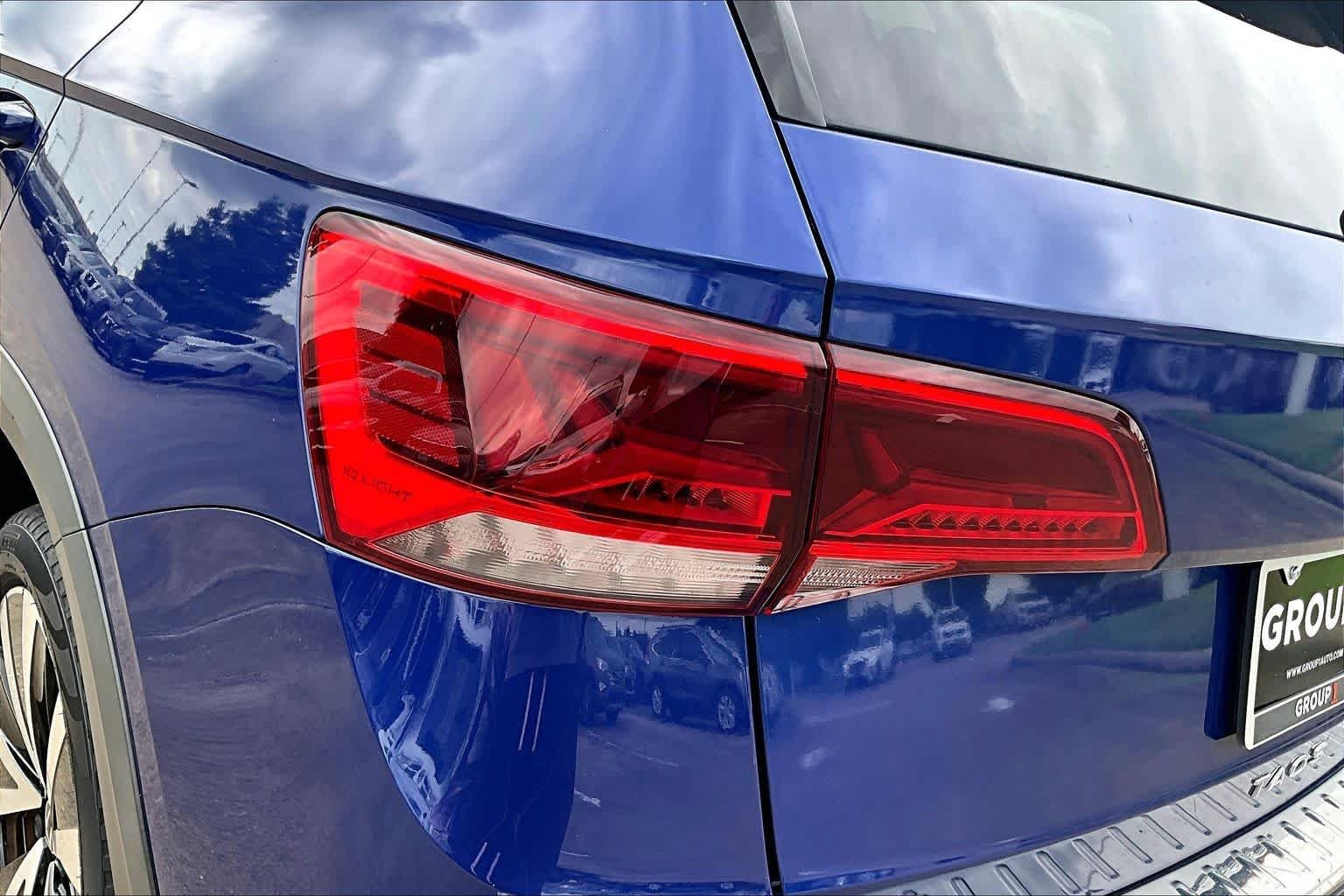 Used 2022 Dusk Blue Metallic Volkswagen SE image 27