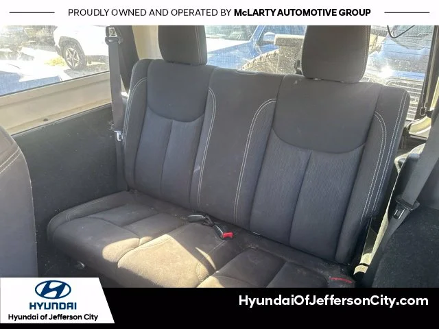 Used 2018 Silver Jeep Sahara image 5