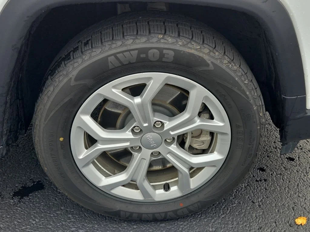 Used 2024 White Jeep Latitude image 12