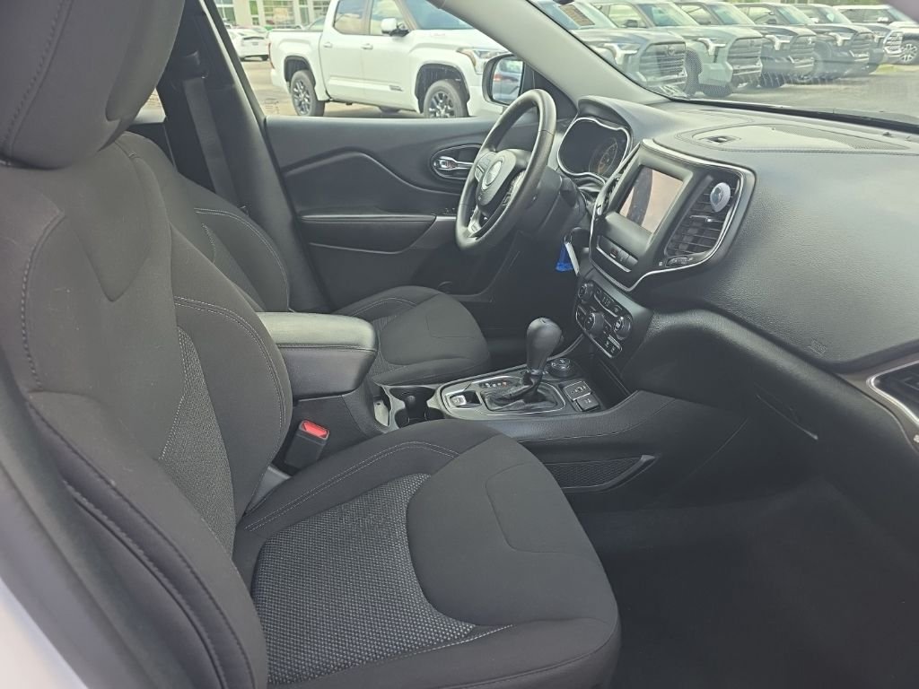 Used 2021 White Jeep Latitude image 9