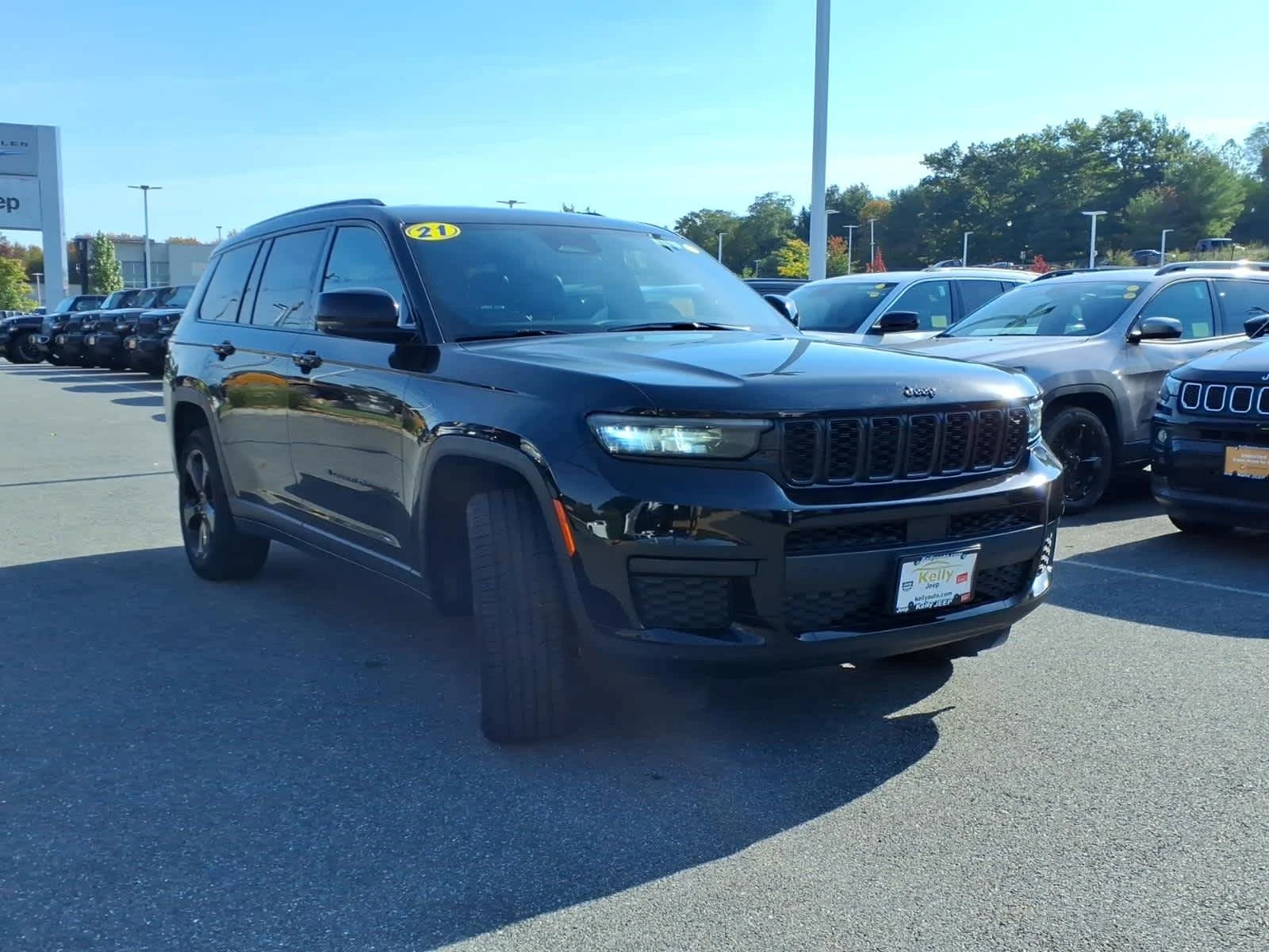 Used 2021 Diamond Black Crystal P/C Jeep Altitude image 5