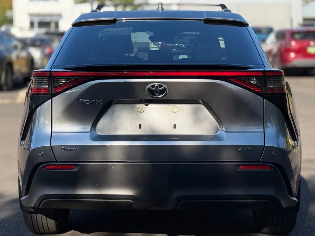 Used 2025  Toyota XLE image 4