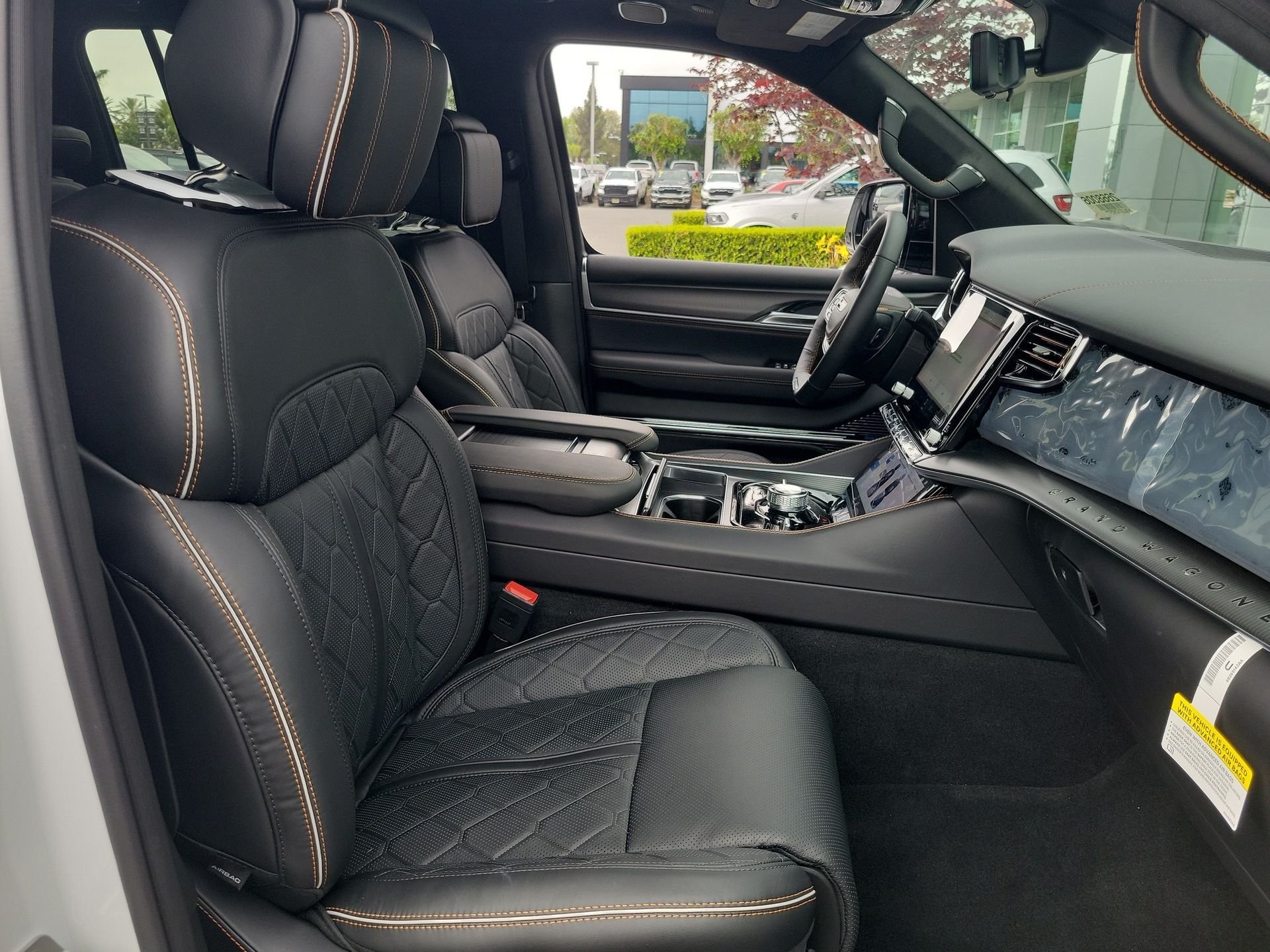 New 2026 Bright White Clear-Coat Exterior Paint Jeep Summit Reserve image 21