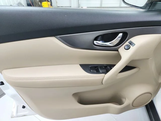 Used 2016 White Nissan SV image 31