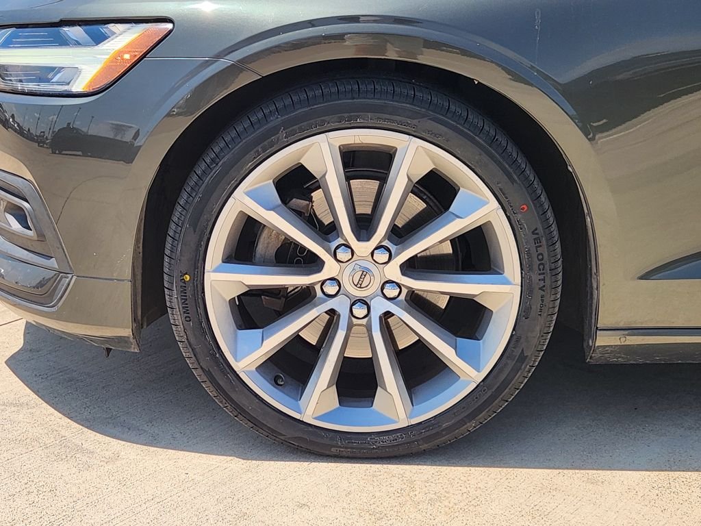 Used 2021 Pine Grey Metallic Volvo Momentum image 8