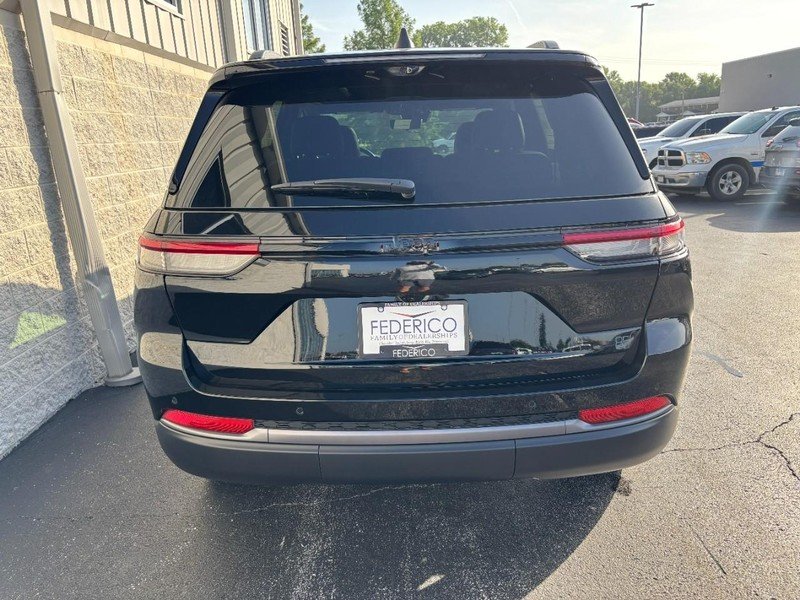 New 2026 Diamond Black Crystal Pearl-Coat Exterior Paint Jeep 85th Anniversary Edition 4x4 image 4