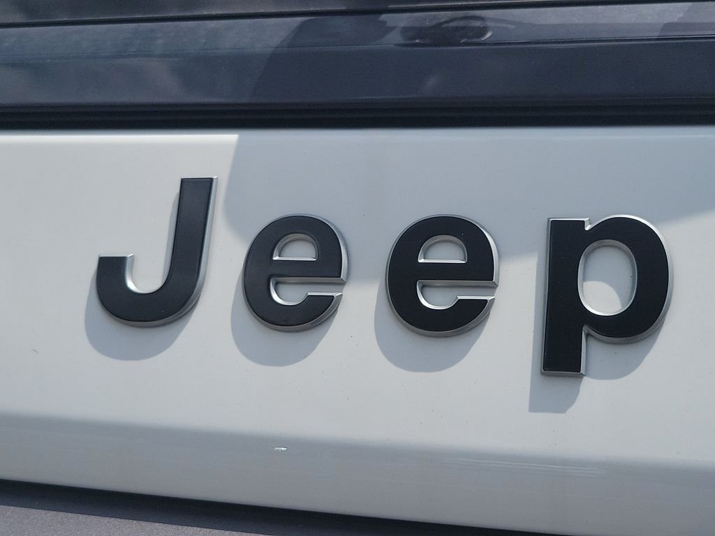 New 2026 Bright White Clear-Coat Exterior Paint Jeep Limited Altitude image 5
