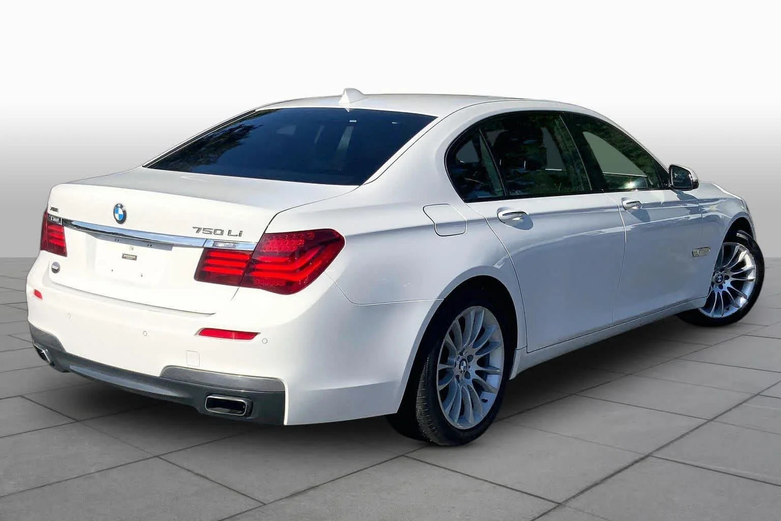 Used 2015 Alpine White BMW 750Li xDrive image 13