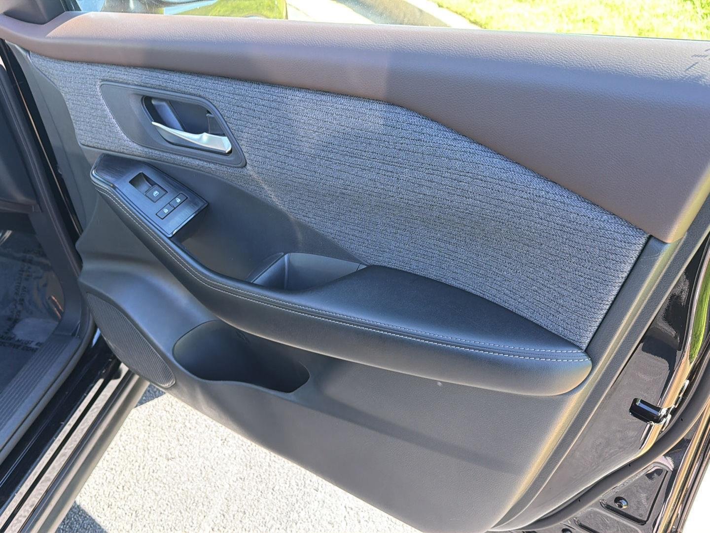 Used 2023 Super Black Nissan SV image 14