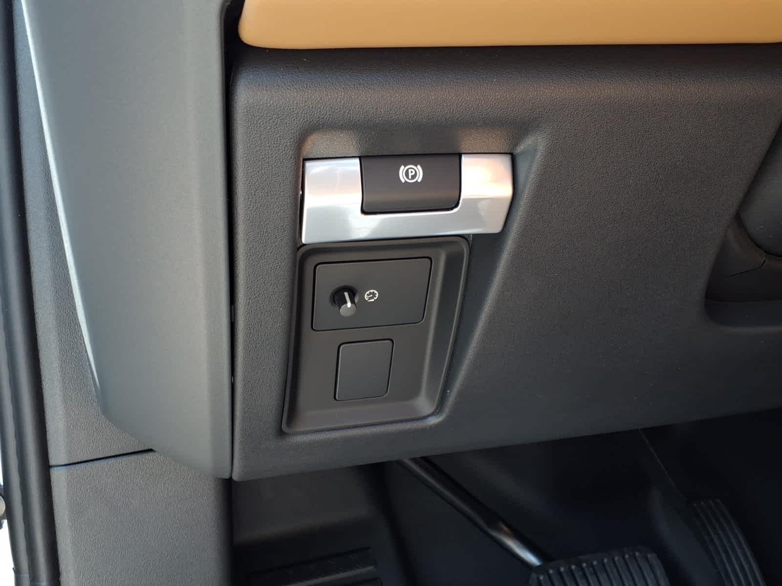 New 2026 Fuji White Land Rover X-Dynamic SE image 16