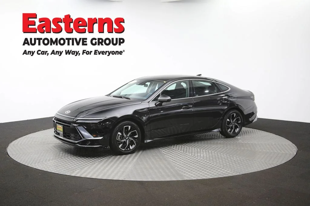 Used 2025 Black Hyundai SEL image 58