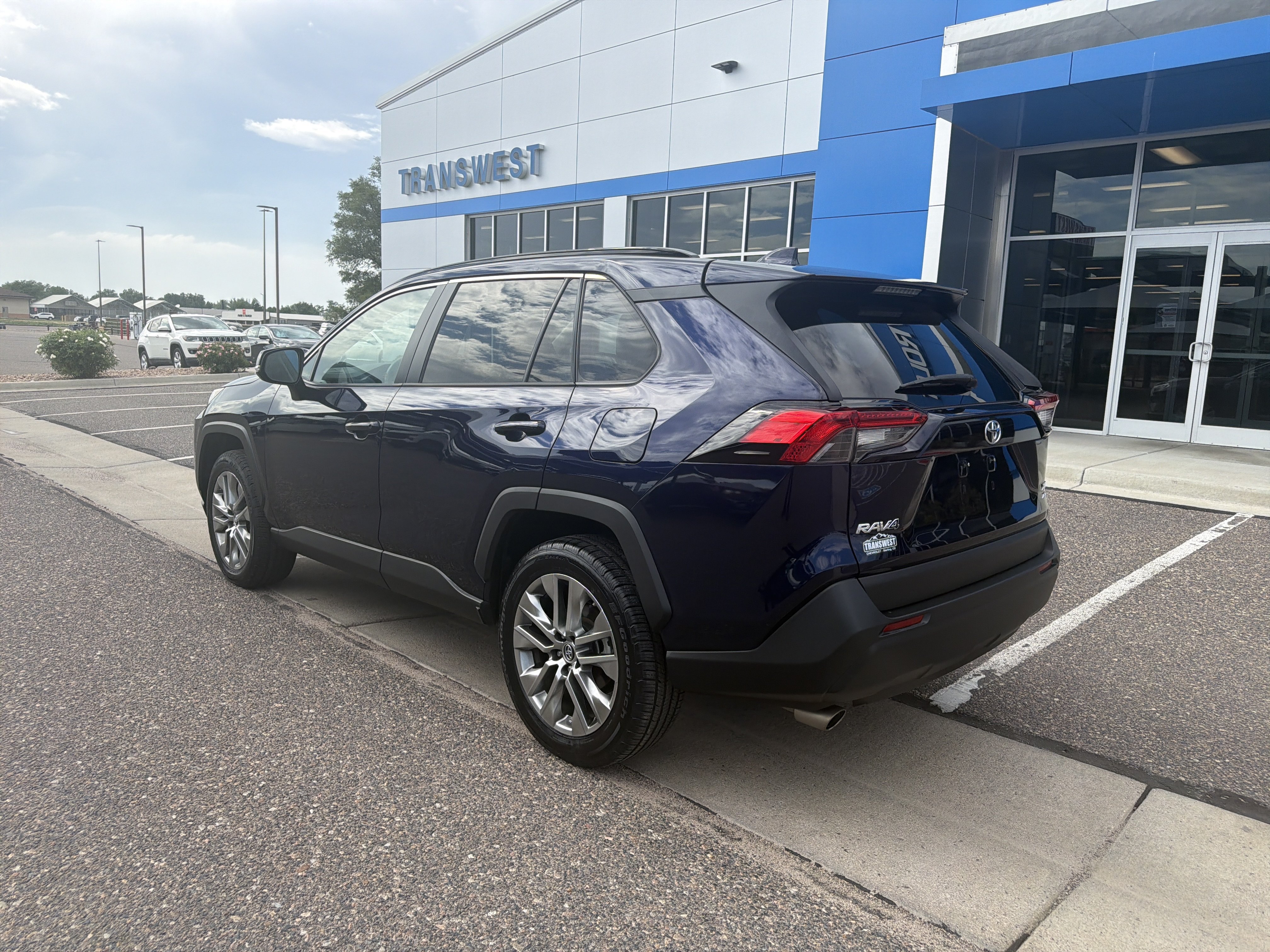 Used 2019 Blue Toyota XLE Premium image 3