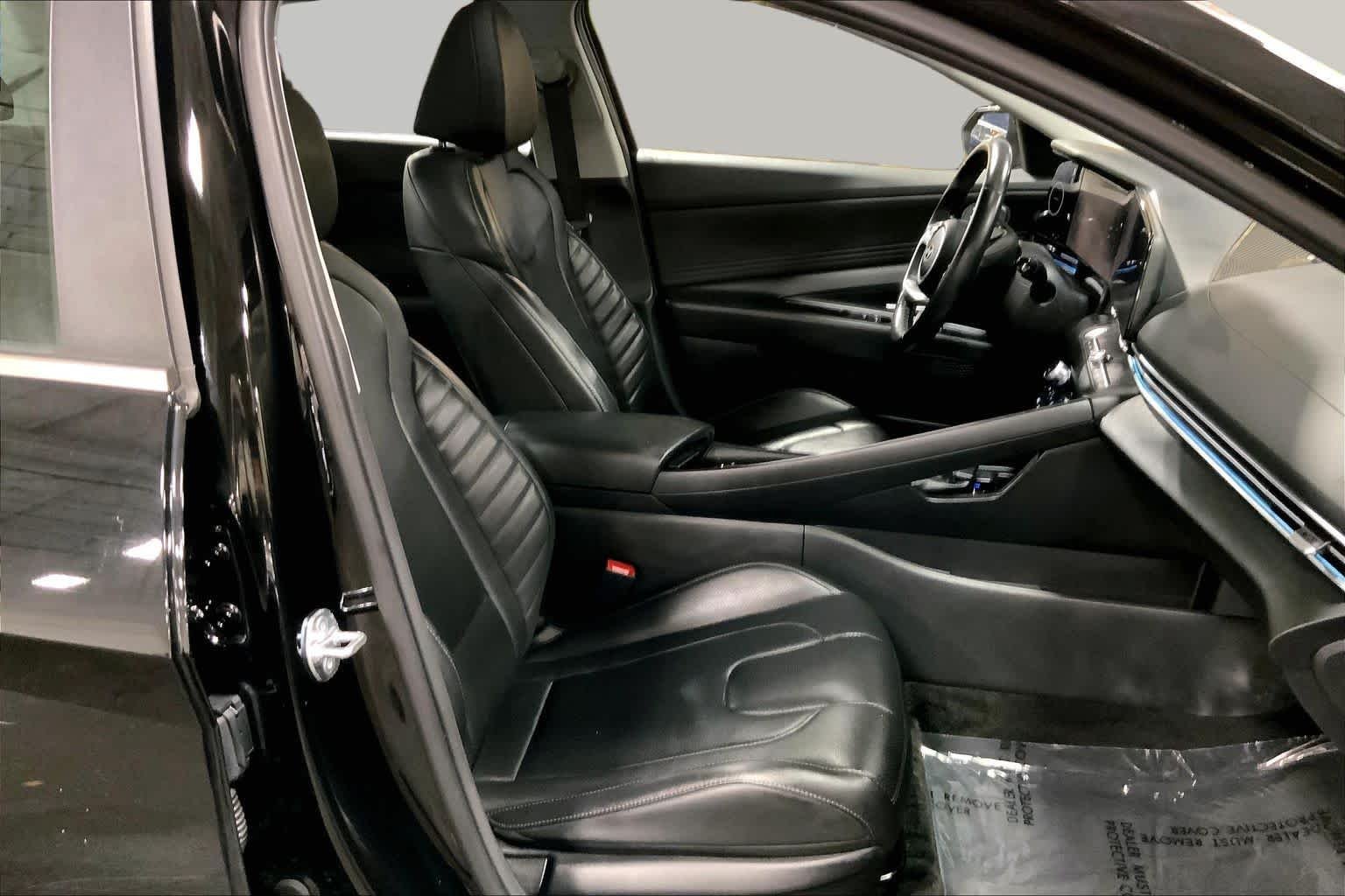 Used 2025 Abyss Black Hyundai Limited image 9