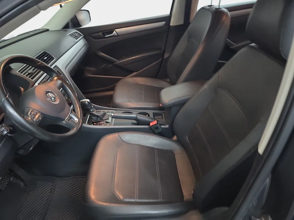 Used 2014 Platinum Gray Metallic Volkswagen 2.5L Wolfsburg Edition image 17